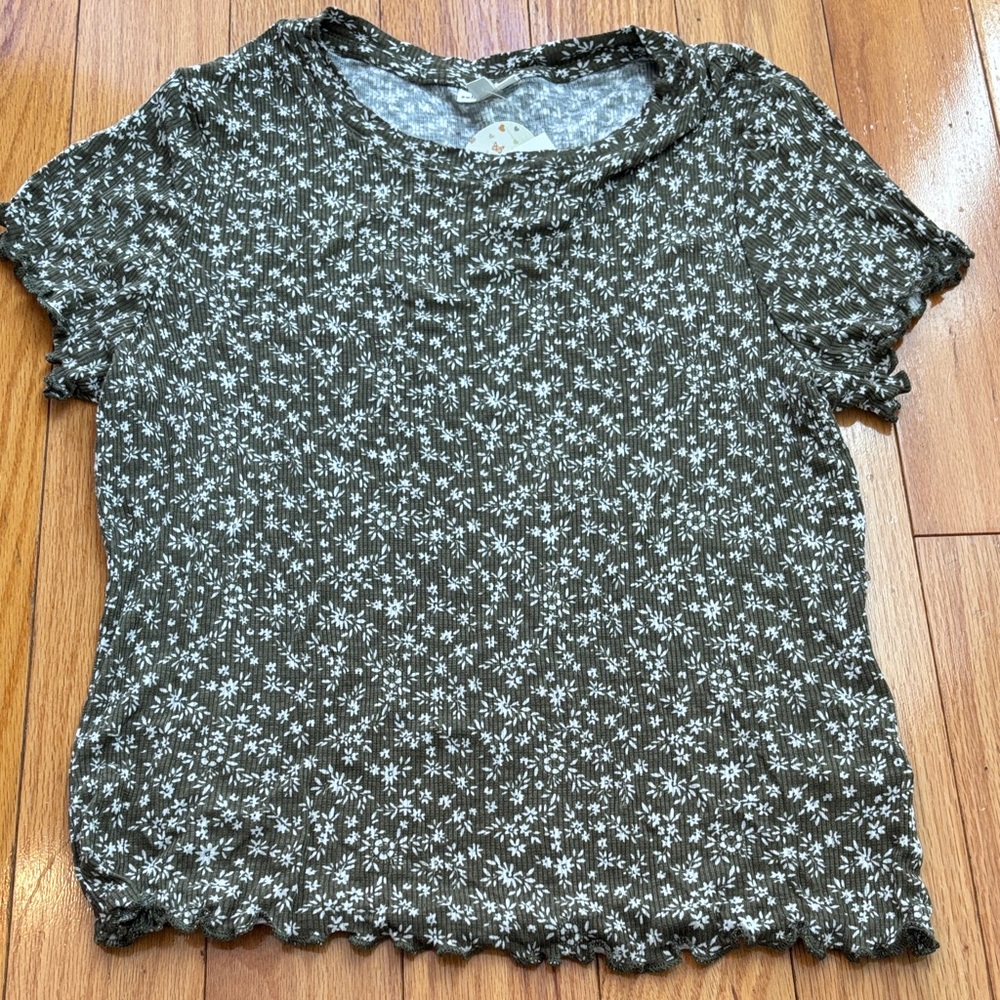 Self Esteem Olive Floral Short Sleeve Top Ruffled Hem & Sleeve Delicate size L